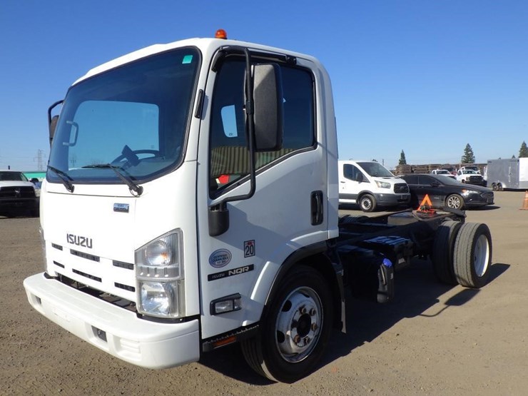 2014-isuzu-nqr-image-1