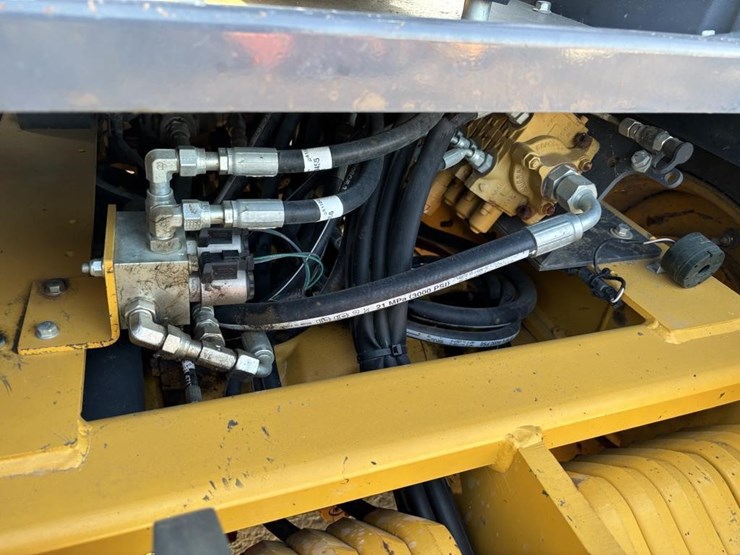 2020-deere-210l-image-23