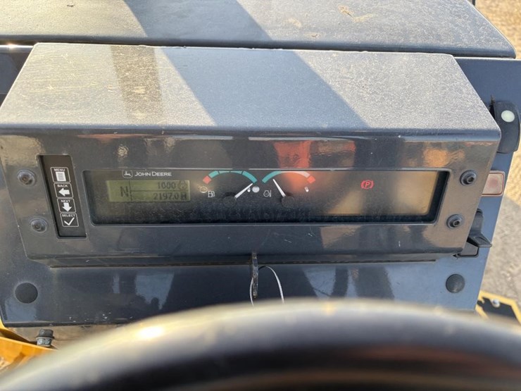 2020-deere-210l-image-34