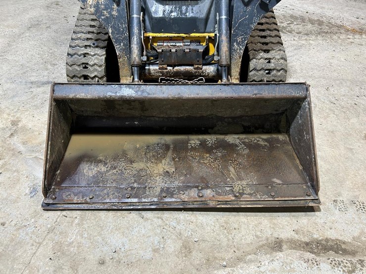 2015-deere-323e-image-8