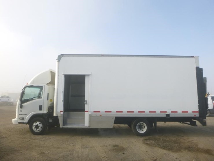 2016-isuzu-npr-image-5