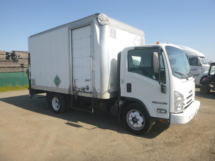 2020-isuzu-npr-image-2