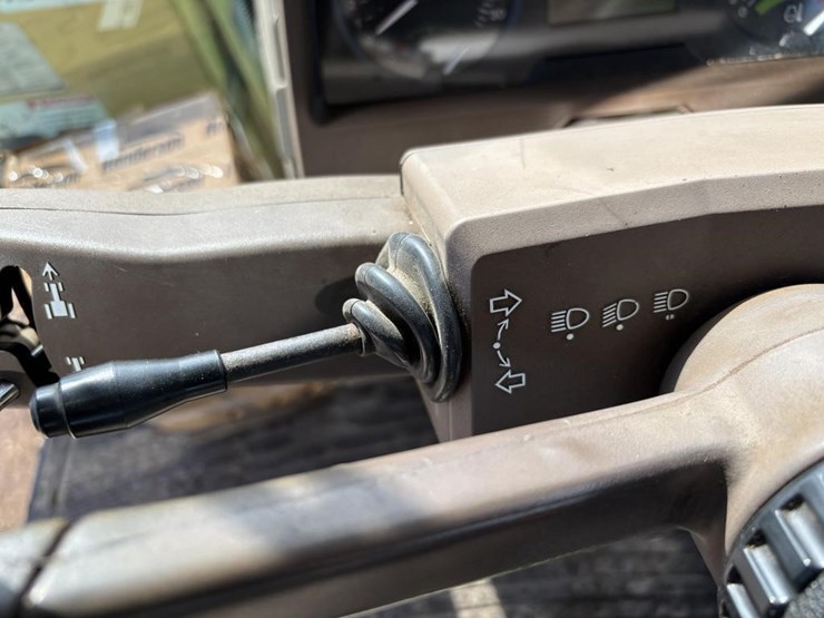 2005-john-deere-7220-image-24