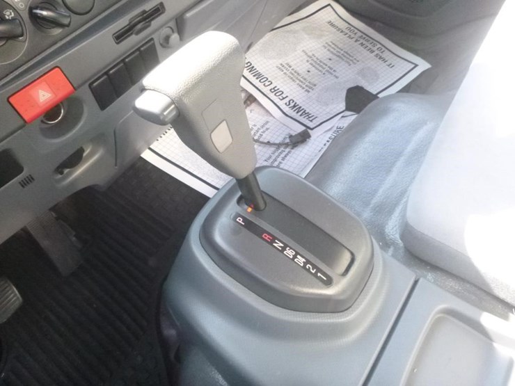 2020-isuzu-npr-image-13