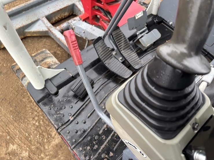 2021-takeuchi-tb240-image-30