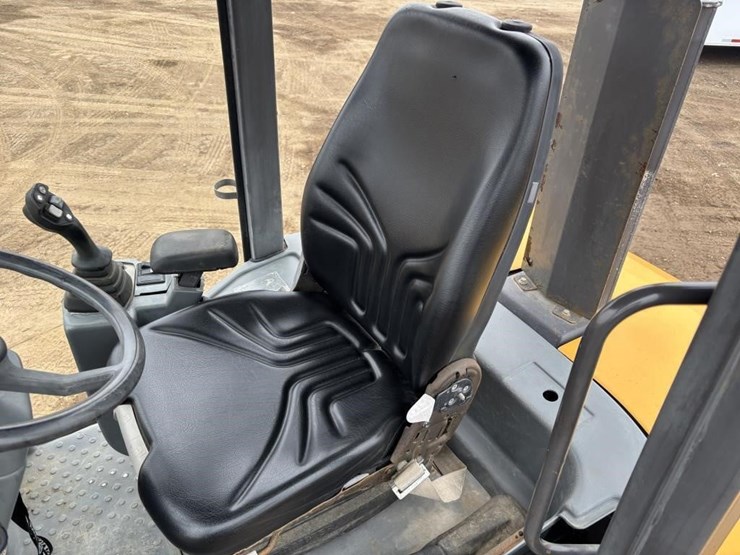 2012-volvo-l30b-image-22