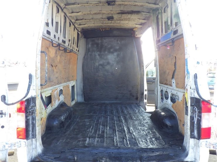 2014-nissan-nv2500hd-image-8