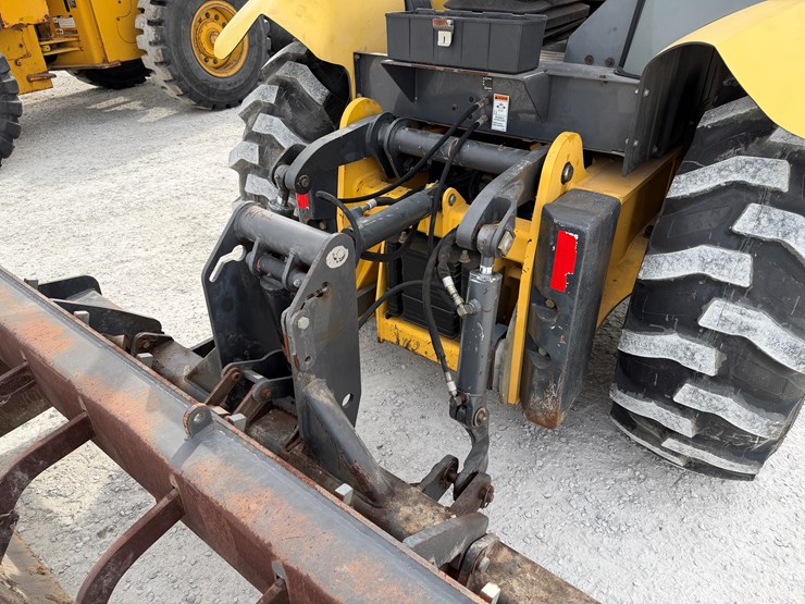 new-holland-u80-image-18