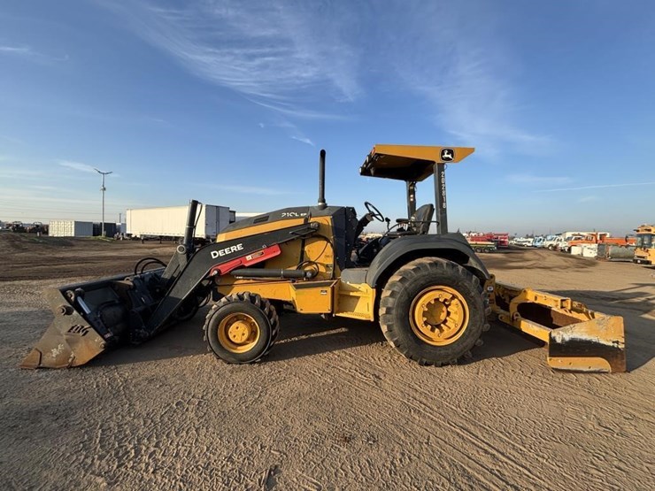 2020-deere-210l-image-5