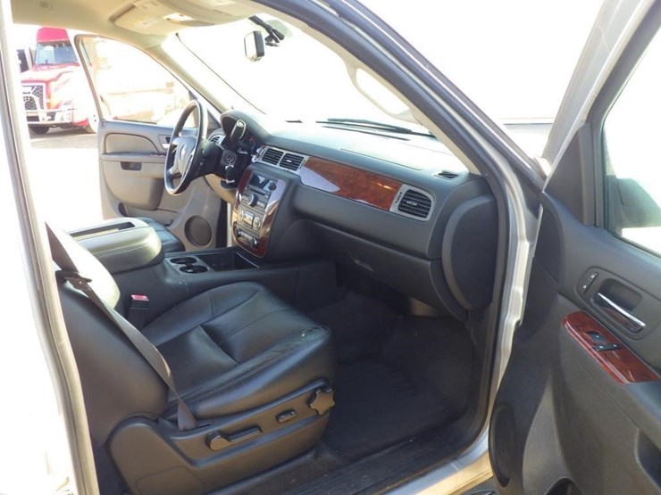 2014-chevrolet-suburban-image-6