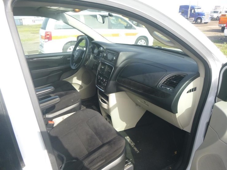 2014-dodge-grand-caravan-image-14