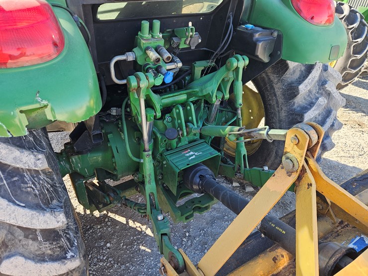 2011-john-deere-5085m-image-15