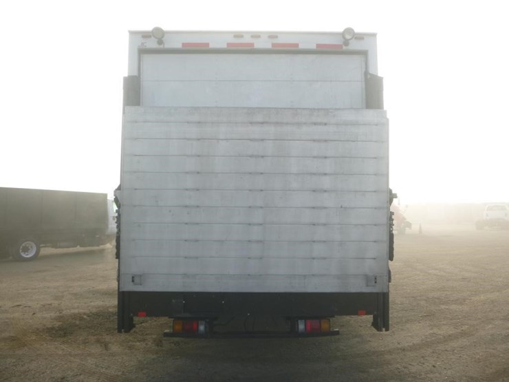 2016-isuzu-npr-image-6