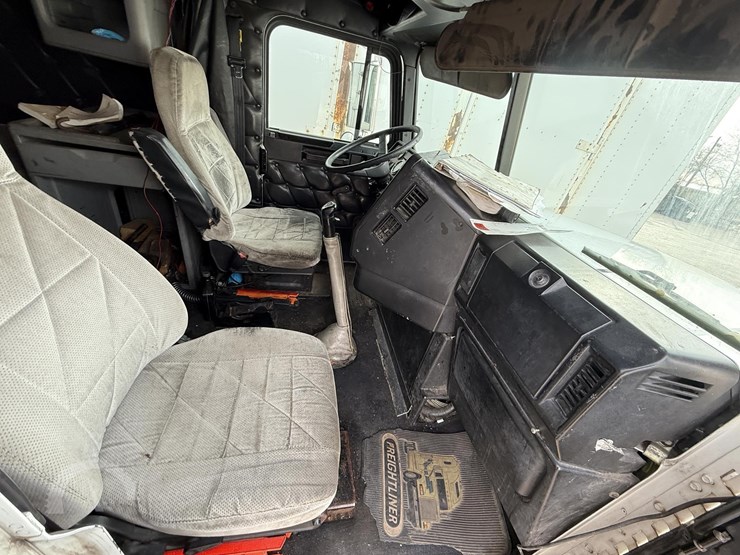 1988-freightliner-flc120-image-15