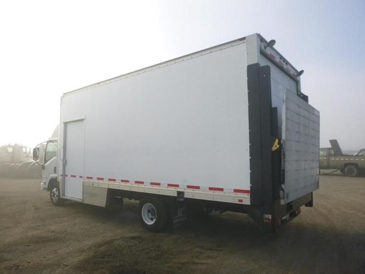 2016-isuzu-npr-image-4