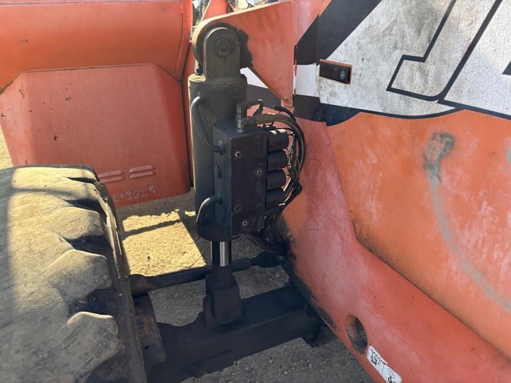 2005-jlg-8042-image-23