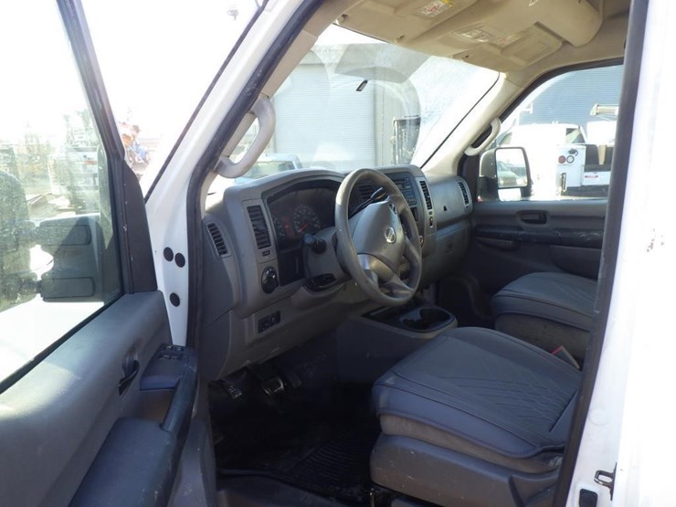 2014-nissan-nv2500hd-image-5