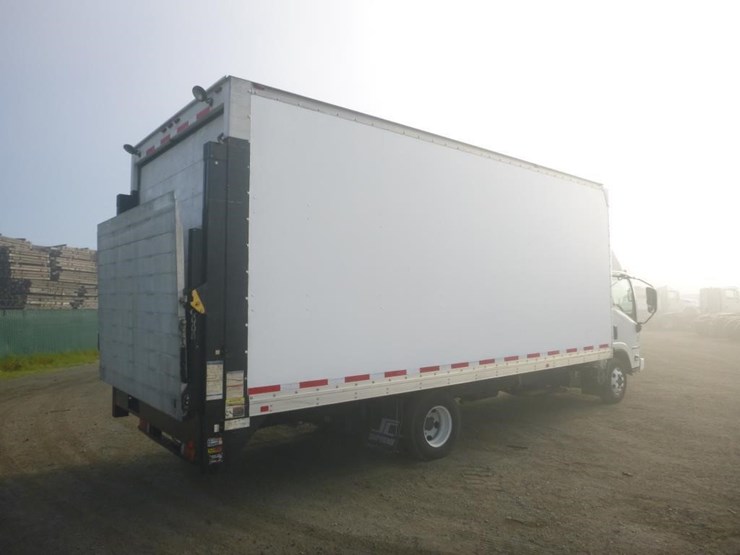 2016-isuzu-npr-image-3