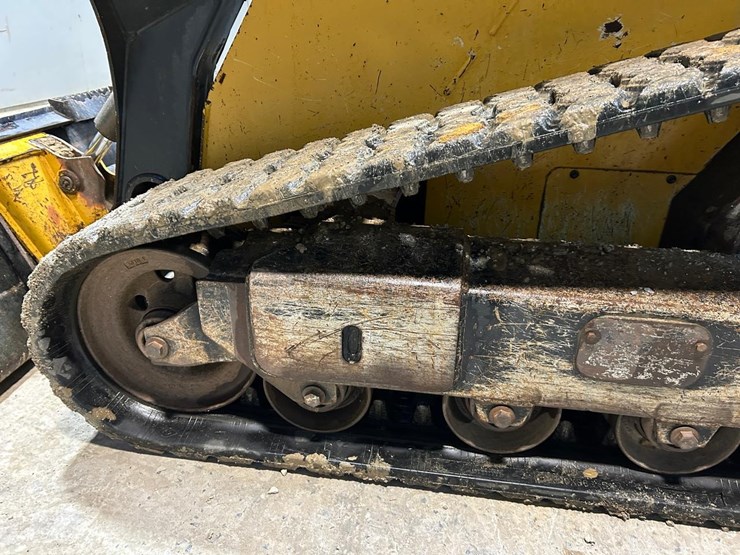 2015-deere-323e-image-12