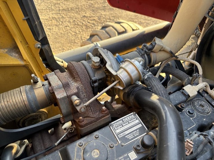 2020-deere-210l-image-50