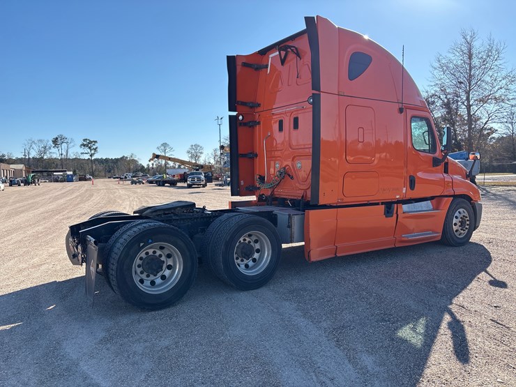 #32278-•-2013-freightliner-image-3