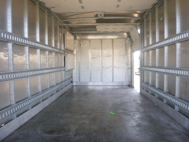 2020-isuzu-npr-image-9