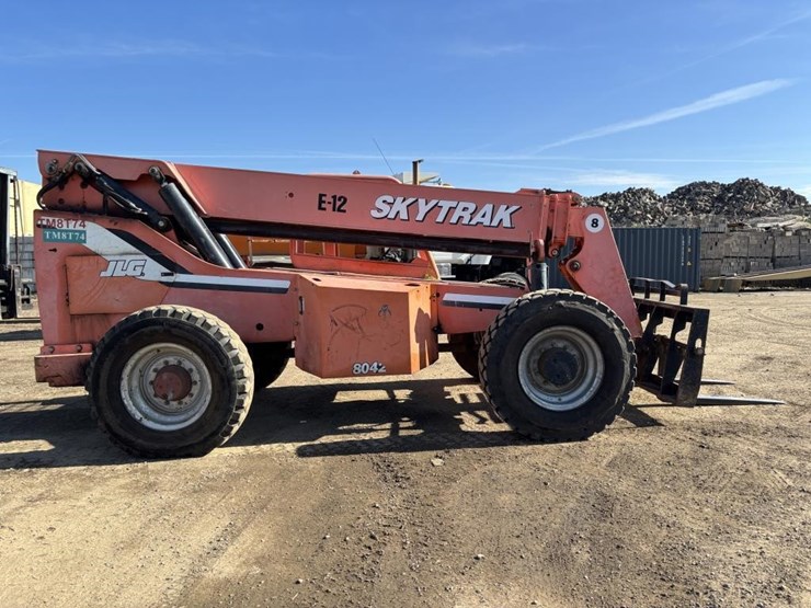 2005-jlg-8042-image-7