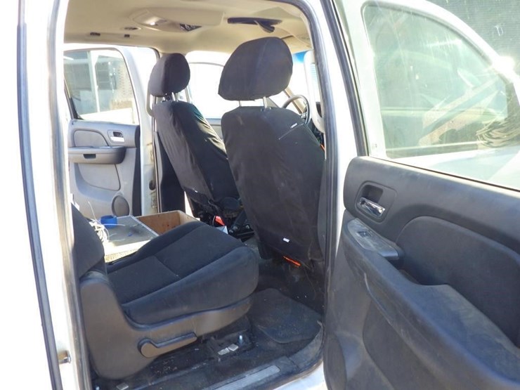 2007-chevrolet-suburban-image-8