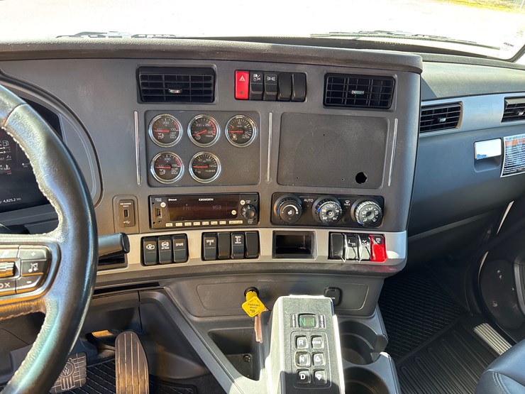 2024-kenworth-t880-image-13
