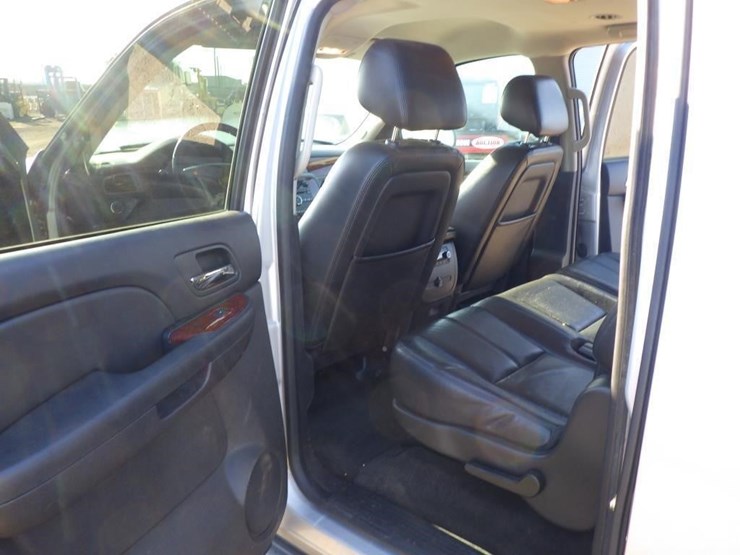 2014-chevrolet-suburban-image-7