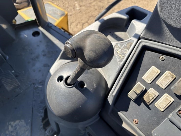 2010-deere-310j-image-37