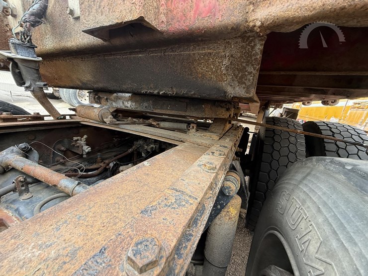 1988-freightliner-flc120-image-37