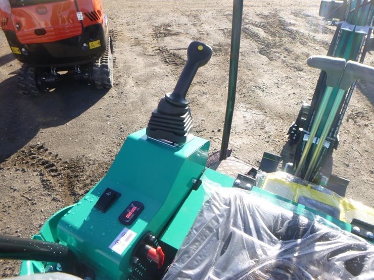 2025-agt-h15r-hydraulic-excavator-image-21