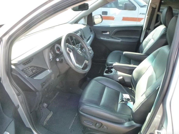 2017-toyota-sienna-image-9