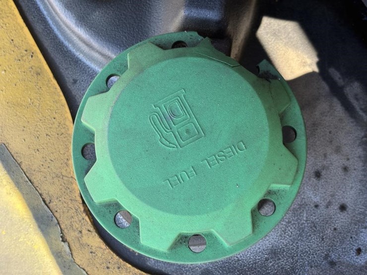 2010-deere-310j-image-46