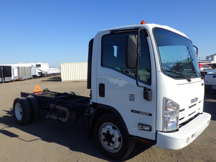 2014-isuzu-nqr-image-2