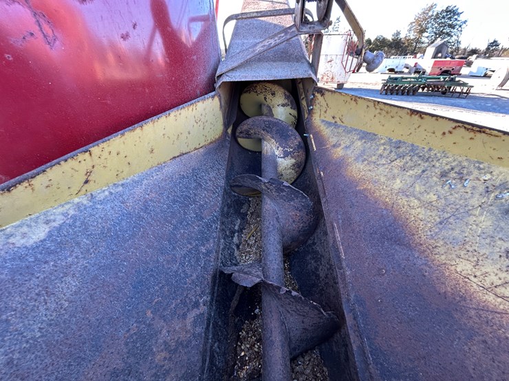 new-holland-359-image-10