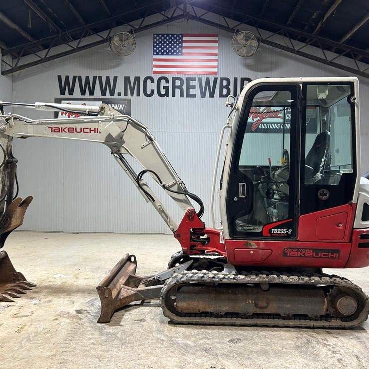 2018 TAKEUCHI TB235-2