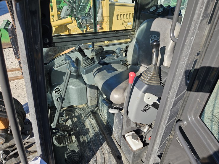 2019-case-cx37c-image-9