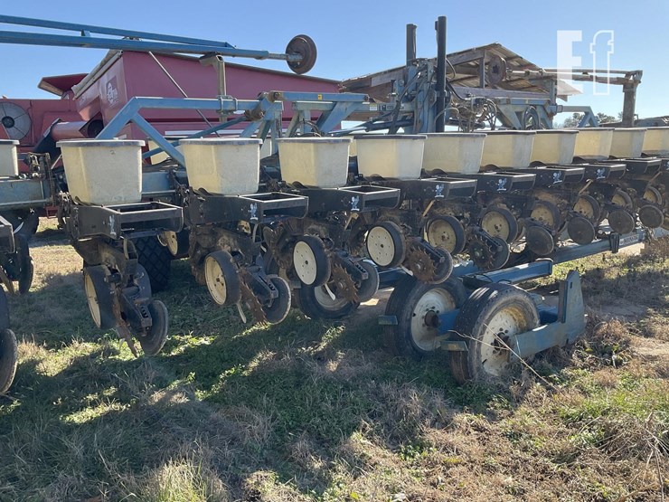 1996-kinze-2600-image-5