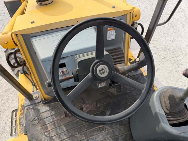 new-holland-u80-image-11