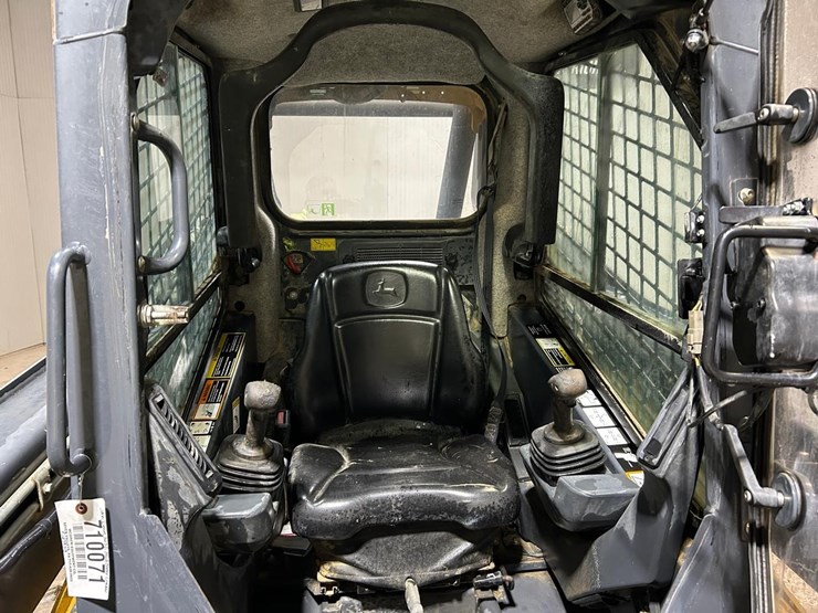 2015-deere-323e-image-18