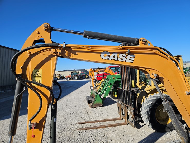 2019-case-cx37c-image-4