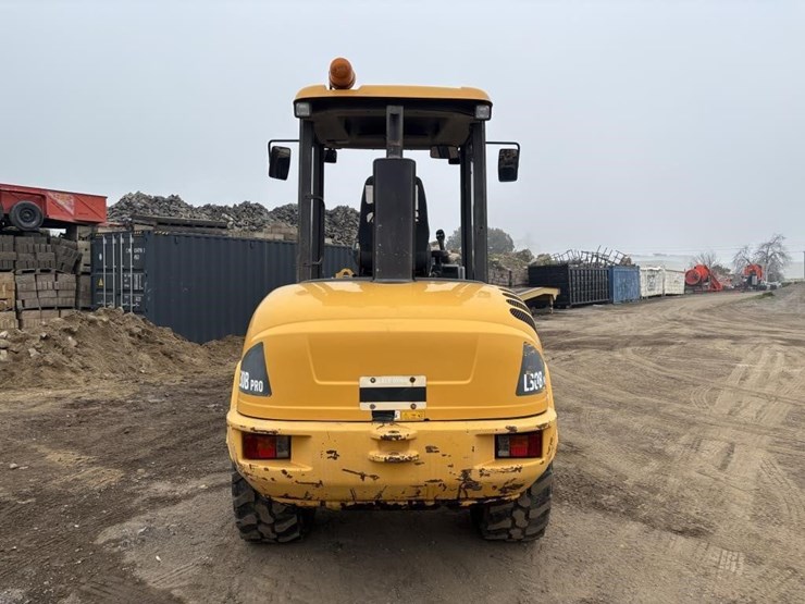 2012-volvo-l30b-image-8