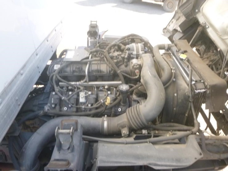 2020-isuzu-npr-image-15