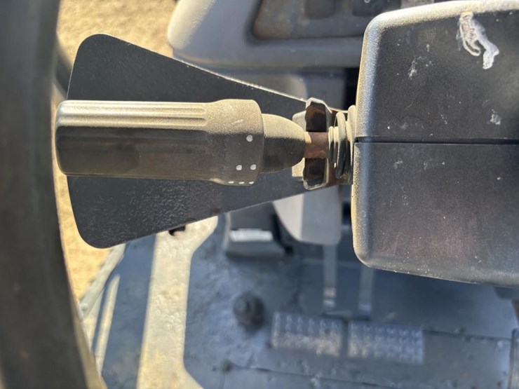 2010-deere-310j-image-34