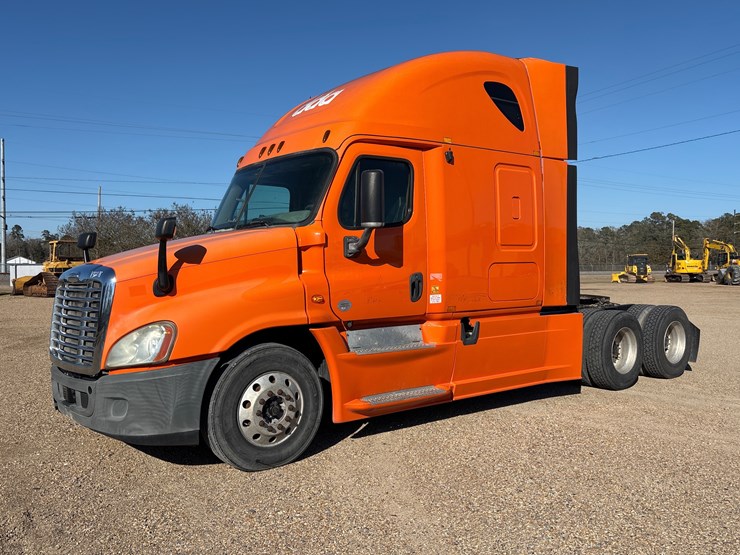 #32278-•-2013-freightliner-image-1