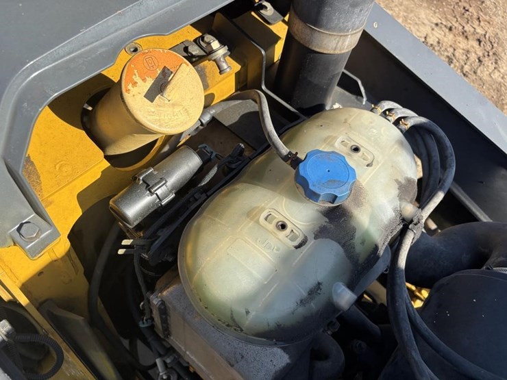 2010-deere-310j-image-50