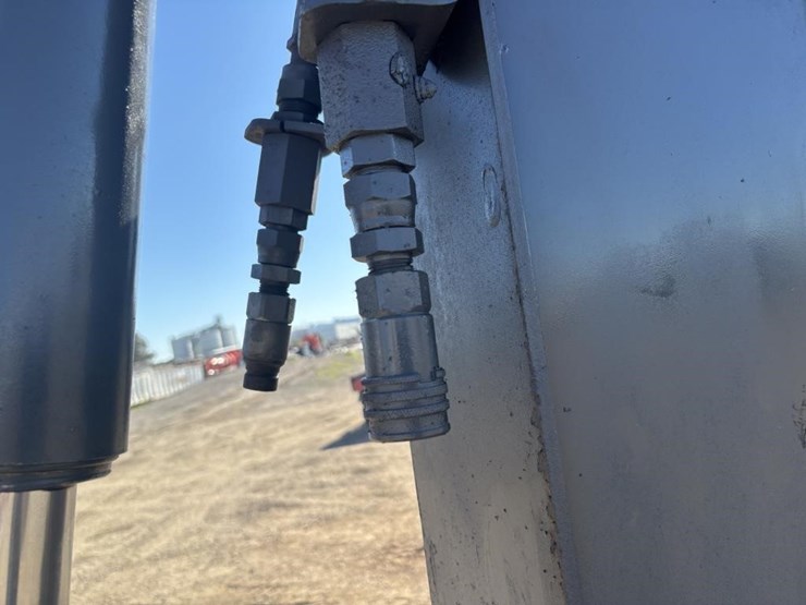 2010-deere-310j-image-18