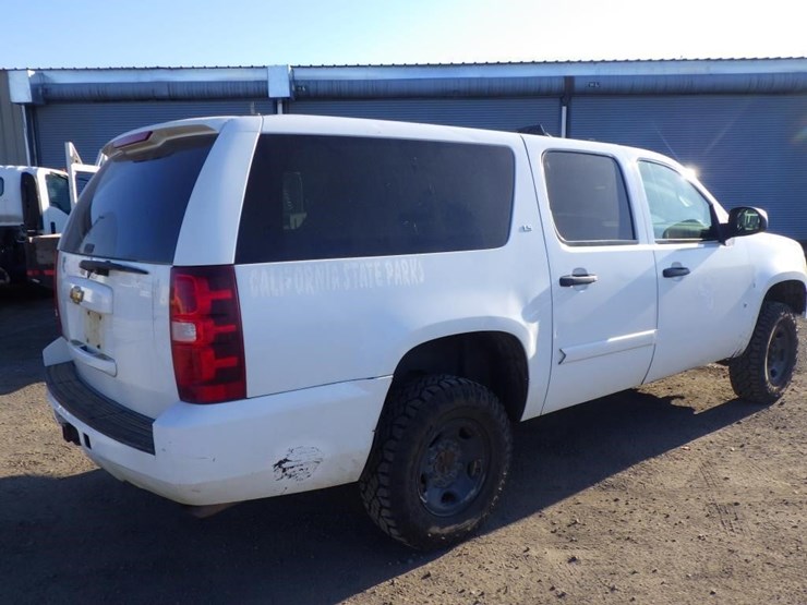 2007-chevrolet-suburban-image-3